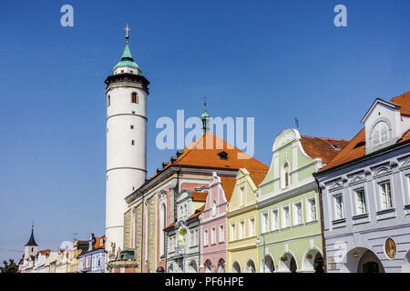 Storico barocco case e torre sulla piazza principale, Domazlice, Repubblica Ceca Foto Stock
