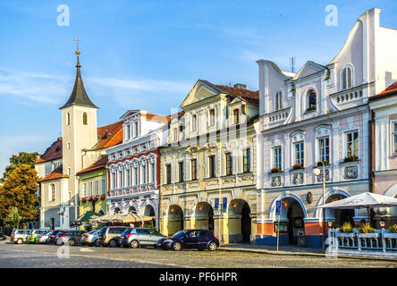 Il barocco case storiche e il campanile di una chiesa sulla piazza principale, Domazlice, Repubblica Ceca Foto Stock