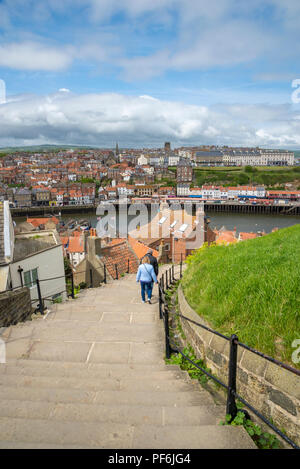 Vista dal famoso 199 passi nella storica cittadina di Whitby, North Yorkshire, Inghilterra. Foto Stock