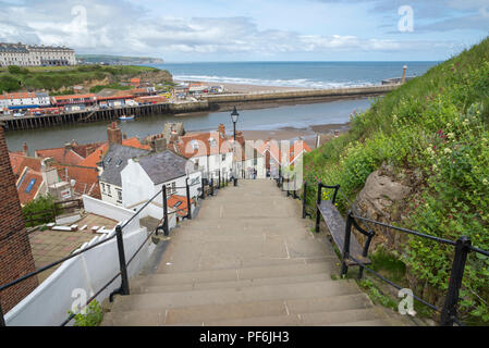 Vista dal famoso 199 passi nella storica cittadina di Whitby, North Yorkshire, Inghilterra. Foto Stock