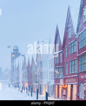 Tempesta di neve a Bryggen a Bergen, Norvegia, poco prima di Natale. Foto Stock