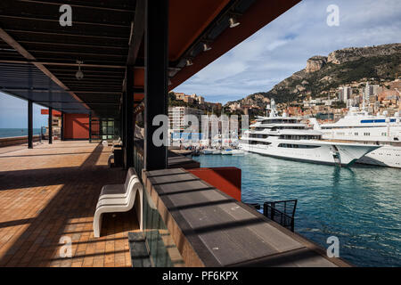 Porto di Monaco con il Mar Mediterraneo a sud Europa, vista dalla passeggiata sul lungomare con pergola e panche Foto Stock