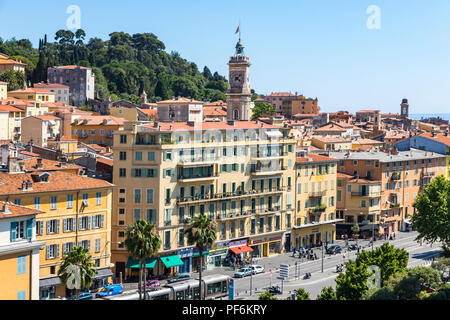 Nizza, Francia - 23 giugno 2016: vista aerea di colorate case storiche in città di Nizza, lusso località di mare della Costa Azzurra, Francia. La torre di Sai Foto Stock