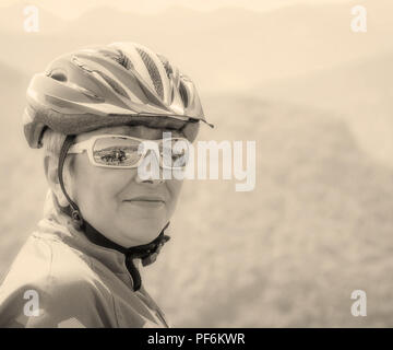 Giovani donne in bicicletta sulle montagne rumeno, Romania Foto Stock