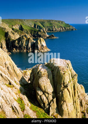 Lato ovest di scogliere, Lundy, guardando a sud da scudiero la vista di St James's Pietra, San Filippo della pietra, Vacche morte punto e la vecchia luce su Beacon Hill. Foto Stock