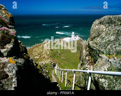 La luce del Nord, Lundy Island, North West Point, Lundy Island, Devon, Inghilterra, Regno Unito guardando a nord ovest verso il basso di gradini di pietra tra affioramenti di roccia. Costruito 18 Foto Stock