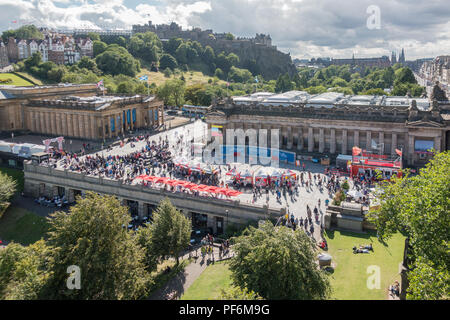 Il tumulo, Edimburgo, con la Scottish National Gallery e Royal Scottish Academy durante la Edinburgh Fringe Festival Foto Stock