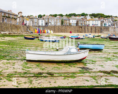 MOUSEHOLE, Inghilterra - 20 giugno: barche da pesca a bassa marea in Mousehole Harbour. In Mousehole, Cornwall, Inghilterra. Il 20 giugno 2018. Foto Stock