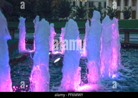 Columbia Missouri, USA. Il 30 giugno 2018. I cittadini interessati si raccolgono al di fuori del Boone County Courthouse per protestare contro la Trump dell amministrazione di immigratio Foto Stock