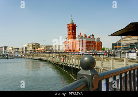 L'Edificio Pierhead la Baia di Cardiff Wales UK Foto Stock