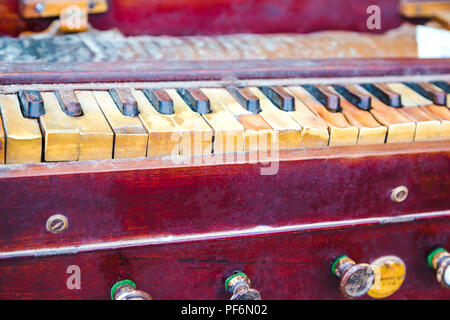 Close-up di tiro della tradizionale vecchio e polveroso Harmonium Tastiera. Foto Stock