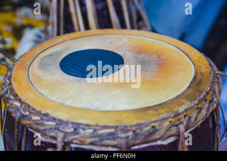 Close-up di colpo di tradizionale indiano nepalese Strumenti Musicali Madal,tamburi,Tabla.Background strumentale. Foto Stock