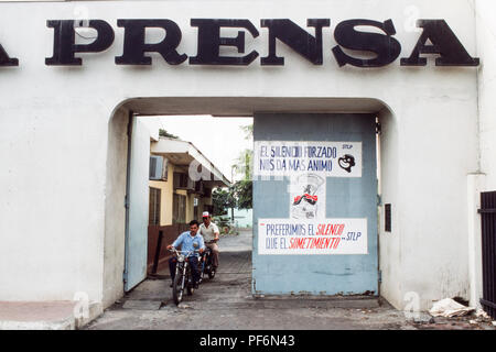 Managua, Nicaragua, elezioni, giugno 1986; l'entrata per il quotidiano La Prensa. Il poster sul cancello recita, "Il silenzio imposto ci incoraggia - preferiamo il silenzio alla presentazione." Foto Stock