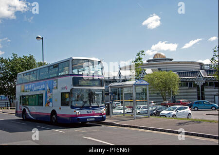 Un primo pubblico di passeggeri Trasporto bus si ferma al di fuori del Doncaster Dome Leisure Centre, Doncaster Foto Stock