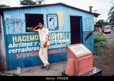 Managua, Nicaragua, luglio 1981; un monumento a un FSLN narional eroe al di fuori di un negozio sul luogo dove è stato ucciso in strada a lottare per rovesciare Somoza nel 1979. Foto Stock