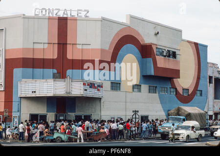 Managua, Nicaragua, giugno 1986; persone coda per vedere il film dei Beatles "una dura giornata di Notte' al cinema nel centro di Managua. Foto Stock