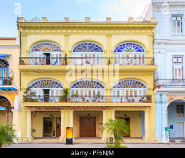 Edifici su Plaza Vieja, popolare piazza restaurata con architettura storica nella Habana Vieja, Havana, Cuba Foto Stock