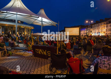 Aberystwyth Wales UK, domenica 19 agosto 2018 Oltre mille persone si è rivelato per guardare un screening all'aperto del film "ganasce" sul lungomare a Aberystwyth su un lieve agosto notte. Organizzato dalla comunità locale promozione gruppo "avanzando Aberystwyth' , questa era la più recente di una serie di outdoor con proiezioni di film in città per tutta l'estate Foto © Keith Morris / Alamy Live News Foto Stock