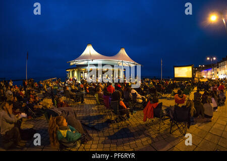 Aberystwyth Wales UK, domenica 19 agosto 2018 Oltre mille persone si è rivelato per guardare un screening all'aperto del film "ganasce" sul lungomare a Aberystwyth su un lieve agosto notte. Organizzato dalla comunità locale promozione gruppo "avanzando Aberystwyth' , questa era la più recente di una serie di outdoor con proiezioni di film in città per tutta l'estate Foto © Keith Morris / Alamy Live News Foto Stock