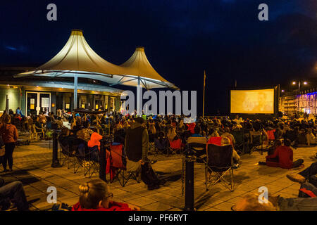 Aberystwyth Wales UK, domenica 19 agosto 2018 Oltre mille persone si è rivelato per guardare un screening all'aperto del film "ganasce" sul lungomare a Aberystwyth su un lieve agosto notte. Organizzato dalla comunità locale promozione gruppo "avanzando Aberystwyth' , questa era la più recente di una serie di outdoor con proiezioni di film in città per tutta l'estate Foto © Keith Morris / Alamy Live News Foto Stock