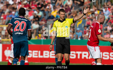 Koblenz, Germania, 19 agosto 2018, DFB Pokal primo round, TUS Rot-Weiss Koblenz vs Fortuna Duesseldorf: arbitro Benjamin Cortus gesti. Credito: Juergen schwarz/Alamy Live News Foto Stock