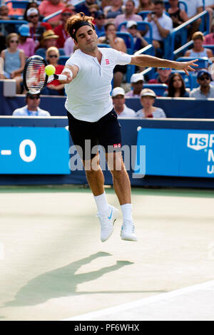 Mason, Ohio, Stati Uniti d'America. Agosto 19, 2018: Roger Federer (SUI) colpisce la palla torna a Novak Djokovic (SRB) a sud occidentali in aperto Mason, Ohio, Stati Uniti d'America. Brent Clark/Alamy Live News Foto Stock