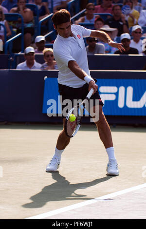 Mason, Ohio, Stati Uniti d'America. Agosto 19, 2018: Roger Federer (SUI) colpisce la palla torna a Novak Djokovic (SRB) a sud occidentali in aperto Mason, Ohio, Stati Uniti d'America. Brent Clark/Alamy Live News Foto Stock