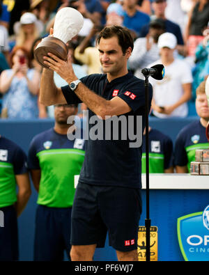 Mason, Ohio, Stati Uniti d'America. Agosto 19, 2018: Roger Federer (SUI) durante la cerimonia di premiazione presso il Western Southern aperto in Mason, Ohio, Stati Uniti d'America. Brent Clark/Alamy Live News Foto Stock