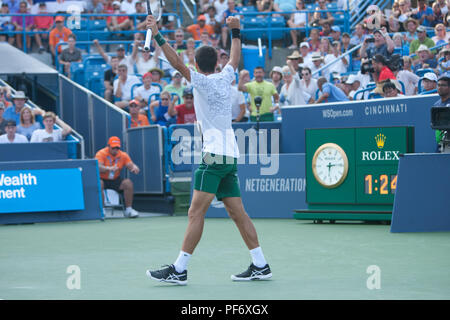 Cincinnati, OH, Stati Uniti d'America. 19 Ago, 2018. Occidentale e Meridionale Tennis aperto, Cincinnati, OH - Agosto 19, 2018 - Novak Djokovic festeggia dopo aver battuto Roger Federer in finale dell'occidentale e meridionale torneo di tennis svoltosi a Cincinnati. Djokovic ha vinto 6-3 6-3. - Foto di Wally nellâ/ZUMA Premere Credito: Wally nellâ/ZUMA filo/Alamy Live News Foto Stock