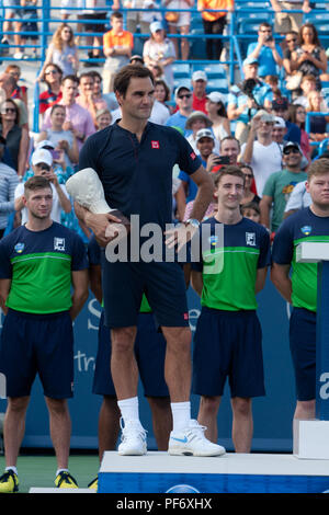 Cincinnati, OH, Stati Uniti d'America. 19 Ago, 2018. Occidentale e Meridionale Tennis aperto, Cincinnati, OH - Agosto 19, 2018 - Novak Djokovic in azione contro Roger Federer in finale dell'occidentale e meridionale torneo di tennis svoltosi a Cincinnati. Djokovic ha vinto 6-3 6-3. - Foto di Wally nellâ/ZUMA Premere Credito: Wally nellâ/ZUMA filo/Alamy Live News Foto Stock