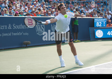 Cincinnati, OH, Stati Uniti d'America. 19 Ago, 2018. Occidentale e Meridionale Tennis aperto, Cincinnati, OH - Agosto 19, 2018 - Roger Federer in azione contro Novak Djokovic nei finali dell'occidentale e meridionale torneo di tennis svoltosi a Cincinnati. Djokovic ha vinto 6-3 6-3. - Foto di Wally nellâ/ZUMA Premere Credito: Wally nellâ/ZUMA filo/Alamy Live News Foto Stock