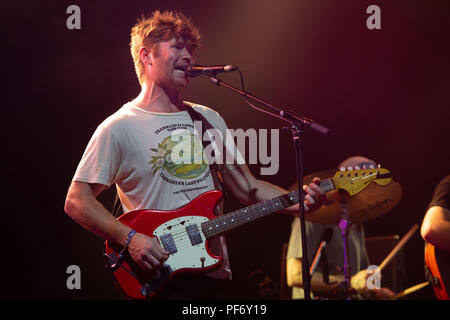 Glanusk Park, Brecon, Galles, 19 agosto 2018. Terzo giorno del festival musicale Green Man nelle Brecon Beacons Mountains in Galles. Joe White del gruppo rock australiano Rolling Blackouts Coastal Fever suona il far Out Stage. Crediti: Rob Watkins/Alamy Live News. INFO: Rolling Blackouts Coastal Fever è un gruppo indie rock australiano formatosi nel 2013. Noti per le loro chitarre stravaganti e il suono energico, hanno guadagnato il plauso con album come "Hope Downs" e "Sideways to New Italy", diventando figure di spicco nella scena indie moderna. Foto Stock