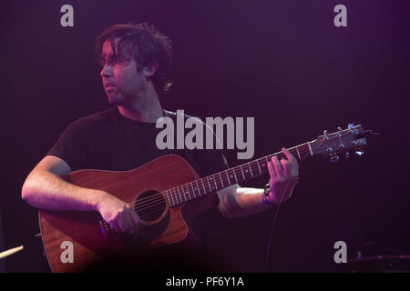 Glanusk Park, Brecon, Galles, 19 agosto 2018. Terzo giorno del festival musicale Green Man nelle Brecon Beacons Mountains in Galles. Fran Keaney del gruppo rock australiano Rolling Blackouts Coastal Fever suona il far Out Stage. Crediti: Rob Watkins/Alamy Live News. INFO: Rolling Blackouts Coastal Fever è un gruppo indie rock australiano formatosi nel 2013. Noti per le loro chitarre stravaganti e il suono energico, hanno guadagnato il plauso con album come "Hope Downs" e "Sideways to New Italy", diventando figure di spicco nella scena indie moderna. Foto Stock