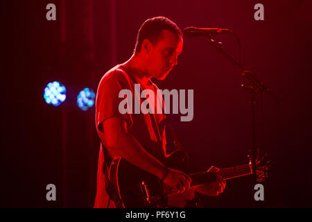 Glanusk Park, Brecon, Galles, 19 agosto 2018. Terzo giorno del festival musicale Green Man nelle Brecon Beacons Mountains in Galles. Tom Russo del gruppo rock australiano Rolling Blackouts Coastal Fever suona il far Out Stage. Crediti: Rob Watkins/Alamy Live News. INFO: Rolling Blackouts Coastal Fever è un gruppo indie rock australiano formatosi nel 2013. Noti per le loro chitarre stravaganti e il suono energico, hanno guadagnato il plauso con album come "Hope Downs" e "Sideways to New Italy", diventando figure di spicco nella scena indie moderna. Foto Stock