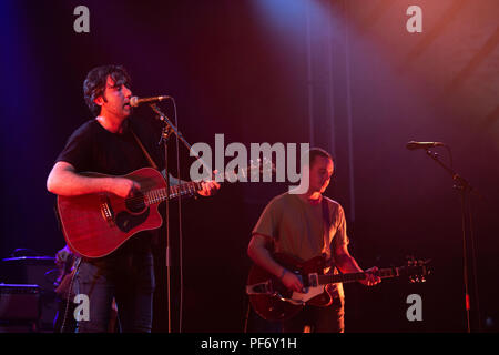 Glanusk Park, Brecon, Galles, 19 agosto 2018. Terzo giorno del festival musicale Green Man nelle Brecon Beacons Mountains in Galles. Fran Keaney del gruppo rock australiano Rolling Blackouts Coastal Fever suona il far Out Stage. Crediti: Rob Watkins/Alamy Live News. INFO: Rolling Blackouts Coastal Fever è un gruppo indie rock australiano formatosi nel 2013. Noti per le loro chitarre stravaganti e il suono energico, hanno guadagnato il plauso con album come "Hope Downs" e "Sideways to New Italy", diventando figure di spicco nella scena indie moderna. Foto Stock