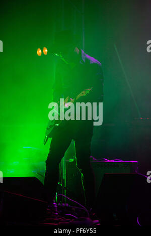 Glanusk Park, Brecon, Galles, 19 agosto 2018. Terzo giorno del festival musicale Green Man nelle Brecon Beacons Mountains in Galles. Ricky Maymi, delle leggende indie americane, il Brian Jonestown Massacre è il titolo del far Out Stage. Crediti: Rob Watkins/Alamy Live News Foto Stock