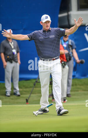 Corso di Greensboro, Nord Carolina, Stati Uniti d'America. 19 Agosto, 2018. Agosto 19, 2018: Brandt Snedeker celebra vincendo il campionato Wyndham al Sedgefield Country Club di Greensboro, NC. Jonathan Huff/CSM Credito: Cal Sport Media/Alamy Live News Foto Stock