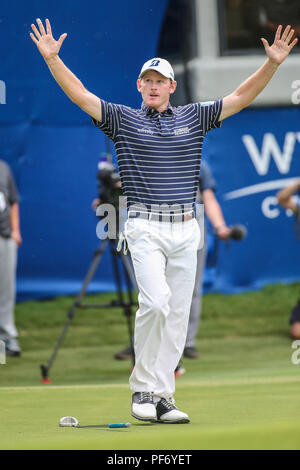 Corso di Greensboro, Nord Carolina, Stati Uniti d'America. 19 Agosto, 2018. Agosto 19, 2018: Brandt Snedeker celebra vincendo il campionato Wyndham al Sedgefield Country Club di Greensboro, NC. Jonathan Huff/CSM Credito: Cal Sport Media/Alamy Live News Foto Stock