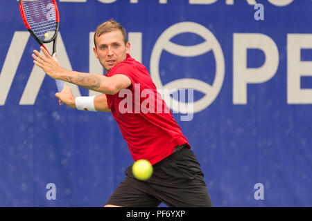 West Vancouver, Canada. Il 19 agosto 2018. Daniel Evans di Gran Bretagna (mostrato qui) vince il Challenger ATP Tour Mens Singles finale, contro Jason Kubler dell Australia. Odlum VanOpen marrone. Hollyburn Country Club. © Gerry Rousseau/Alamy Live News Foto Stock