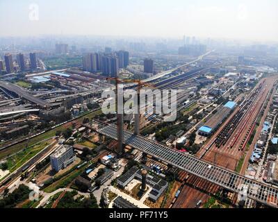 Zhengzhou, Zhengzhou, Cina. 20 agosto 2018. Zhengzhou, Cina-l'Zhengbei Bridge è in costruzione a Zhengzhou, centrale cinese della Provincia di Henan. Credito: SIPA Asia/ZUMA filo/Alamy Live News Foto Stock