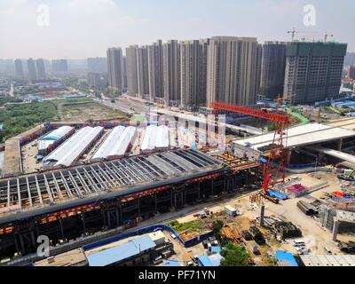 Zhengzhou, Zhengzhou, Cina. 20 agosto 2018. Zhengzhou, Cina-l'Zhengbei Bridge è in costruzione a Zhengzhou, centrale cinese della Provincia di Henan. Credito: SIPA Asia/ZUMA filo/Alamy Live News Foto Stock