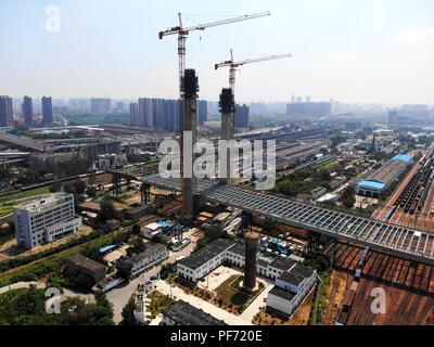 Zhengzhou, Zhengzhou, Cina. 20 agosto 2018. Zhengzhou, Cina-l'Zhengbei Bridge è in costruzione a Zhengzhou, centrale cinese della Provincia di Henan. Credito: SIPA Asia/ZUMA filo/Alamy Live News Foto Stock