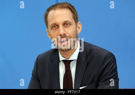 Berlino, Germania. 20 agosto 2018. Nikolaos Gazeas, plenipotenziario, risponde alle domande dei giornalisti sul ricorso costituzionale contro il cosiddetto statestrojans prima che la Federal conferenza stampa. Credito: Wolfgang Kumm/dpa/Alamy Live News Foto Stock