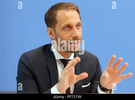 Berlino, Germania. 20 agosto 2018. Nikolaos Gazeas, plenipotenziario, risponde alle domande dei giornalisti sul ricorso costituzionale contro il cosiddetto statestrojans prima che la Federal conferenza stampa. Credito: Wolfgang Kumm/dpa/Alamy Live News Foto Stock