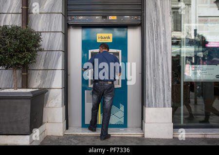 Atene, Grecia. 20 agosto 2018. Un uomo è in piedi presso un bancomat. L'ultimo programma di aiuti per la Grecia termina il 20 agosto. Dal 2010, i partner UE e il Fondo monetario internazionale aveva salvato più indebitati euro paese dal fallimento di ridurre il prezzo dei prestiti. Credit: Socrates Baltagiannis/dpa/Alamy Live News Foto Stock