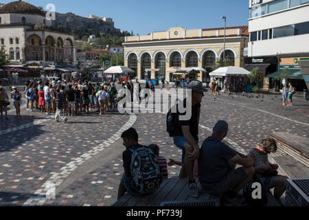 Atene, Grecia. 20 agosto 2018. I turisti e i passanti sono sulla Piazza Monastiraki. L'ultimo programma di aiuti per la Grecia termina il 20 agosto. Dal 2010, i partner UE e il Fondo monetario internazionale aveva salvato più indebitati euro paese dal fallimento di ridurre il prezzo dei prestiti. Credit: Socrates Baltagiannis/dpa/Alamy Live News Foto Stock