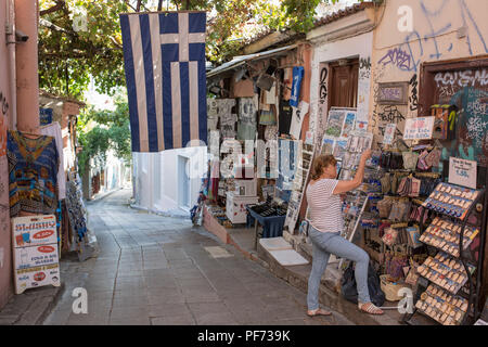 Atene, Grecia. 20 agosto 2018. Una donna controlla i beni del suo negozio per turisti. L'ultimo programma di aiuti per la Grecia termina il 20 agosto. Dal 2010, i partner UE e il Fondo monetario internazionale aveva salvato più indebitati euro paese dal fallimento di ridurre il prezzo dei prestiti. Credit: Socrates Baltagiannis/dpa/Alamy Live News Foto Stock