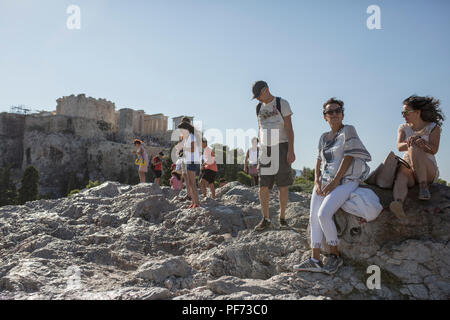 Atene, Grecia. 20 agosto 2018. I turisti stand vicino all'Acropoli. L'ultimo programma di aiuti per la Grecia termina il 20 agosto. Dal 2010, i partner UE e il Fondo monetario internazionale aveva salvato più indebitati euro paese dal fallimento di ridurre il prezzo dei prestiti. Credit: Socrates Baltagiannis/dpa/Alamy Live News Foto Stock