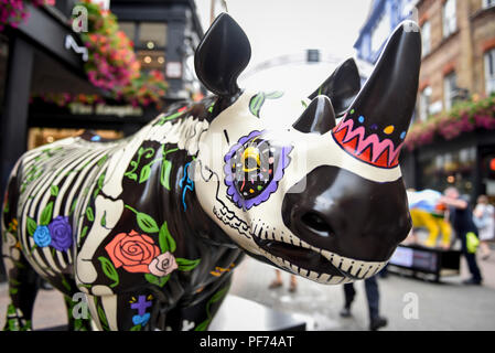 Londra, Regno Unito. Il 20 agosto 2018. Un dipinto di rhino " Rhino Eterno' da David Mach durante un photocall in Carnaby Street. A 75cm di altezza e peso di 300 kg, ogni rhino è stata appositamente impreziosito da un artista rinomata a livello internazionale. 21 i rinoceronti sono in posizione in corrispondenza di una posizione popolare nel centro di Londra, formando il brosmio Rhino Trail, fino al mondo Rhino Day il 22 settembre per aumentare la consapevolezza della grave minaccia del bracconaggio per la specie " la sopravvivenza. Essi dovranno quindi essere messo all'asta da Christie's il 9 ottobre per raccogliere fondi per il brosmio conservazione animale la carità. Credito: Stephen Chung / Alamy Live News Foto Stock