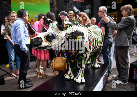 Londra, Regno Unito. Il 20 agosto 2018. Un dipinto di rhino " Rhino Eterno' da David Mach durante un photocall in Carnaby Street. A 75cm di altezza e peso di 300 kg, ogni rhino è stata appositamente impreziosito da un artista rinomata a livello internazionale. 21 i rinoceronti sono in posizione in corrispondenza di una posizione popolare nel centro di Londra, formando il brosmio Rhino Trail, fino al mondo Rhino Day il 22 settembre per aumentare la consapevolezza della grave minaccia del bracconaggio per la specie " la sopravvivenza. Essi dovranno quindi essere messo all'asta da Christie's il 9 ottobre per raccogliere fondi per il brosmio conservazione animale la carità. Credito: Stephen Chung / Alamy Live News Foto Stock